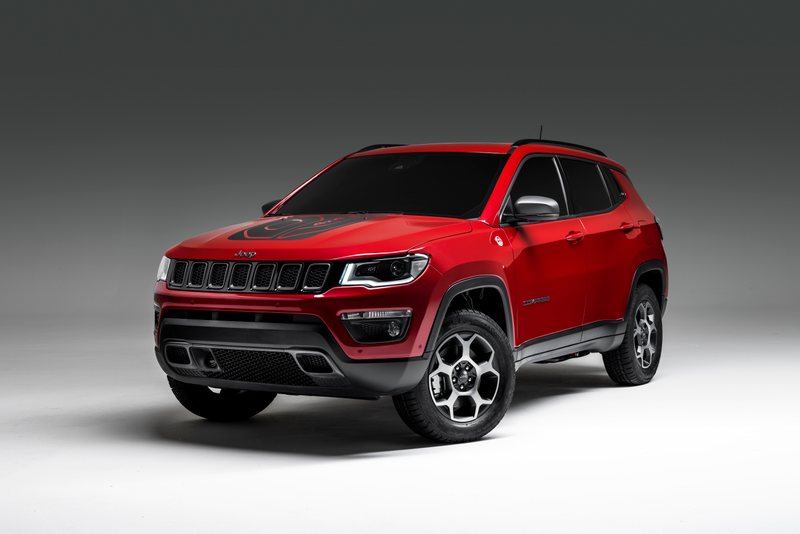 Illustration for article titled The Very First Plug-In Hybrid Jeeps Claim Up to 240 HP and 31 Miles of EV Range